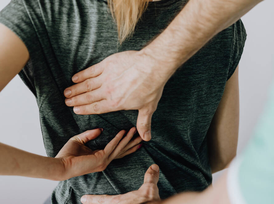 La patiente décrit une douleur dans le dos suite à une mauvaise posture répétée en télétravail